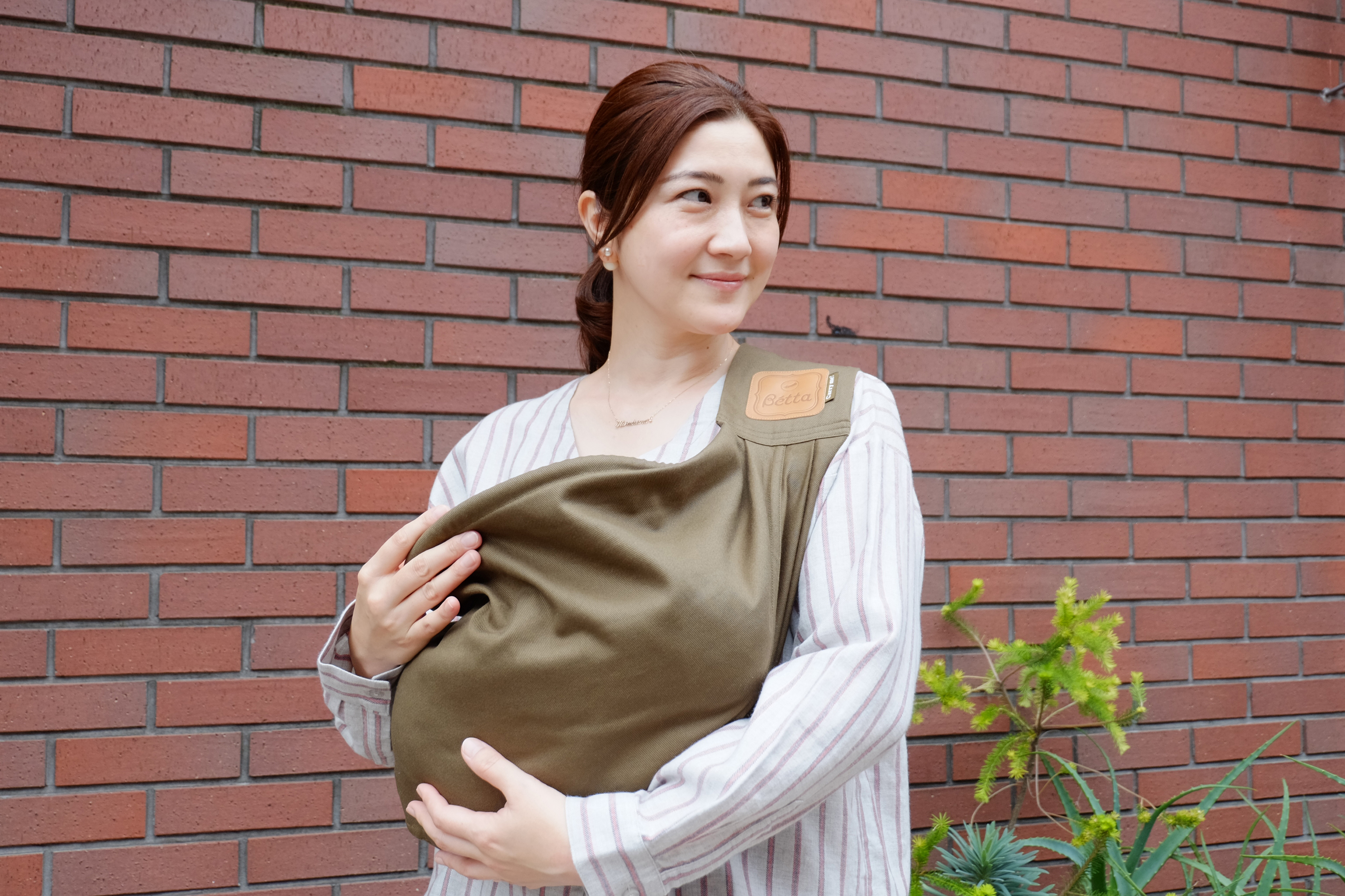 プレーンカラー　カーキ着用イメージ コーディネート